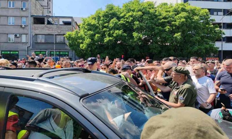 Incidens az újvidéki megemlékezés során: Egy gépjármű megkísérelt áthajtani a tömegen (Videó)