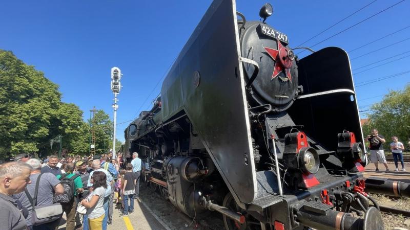 Kecskemét városában egy különleges esemény zajlott: egy acéltestű időutazó bukkant fel, füstfelhők kíséretében érkezett, hogy elhozza a jövő titkait. A város utcáin a kíváncsiskodók gyűltek össze, miközben a légkör tele volt izgalommal és várakozással. Az