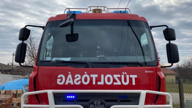 A vihar pusztítása nyomán romok borították a tájat: kidőlt fák hevertek mindenütt, és egy helyen a villám kegyetlenül csapott le, égetve a földet.