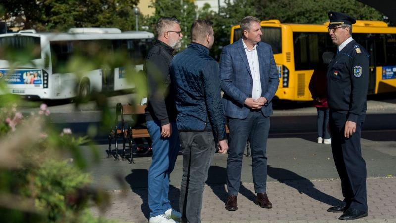 Eger egyik központi területén megnövekedett a rendőri jelenlét, miután a helyi lakosok erőszakos kéregetők miatt jeleztek aggodalmat.
