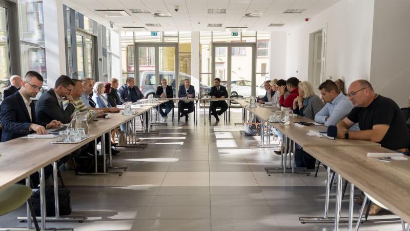 Az egri városházán egy tájékoztató eseményt tartottak, ahol az uniós pályázati lehetőségekkel kapcsolatosan osztottak meg értékes információkat.