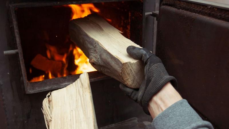 Ha ezt a kályhába helyezed, komoly következményekkel számolhatsz: akár százezres bírságot is kiszabhatnak rád.