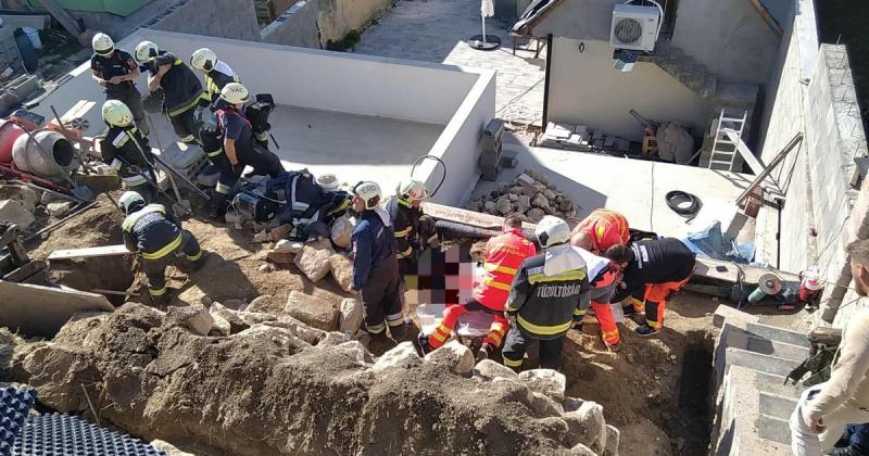 Biatorbágyon tragikus baleset történt, amikor egy támfal ledőlt, és több munkás a romok közé szorult. A helyszínen sürgősen megkezdték a mentési munkálatokat, hogy minél hamarabb segítsenek a bajbajutottakon.