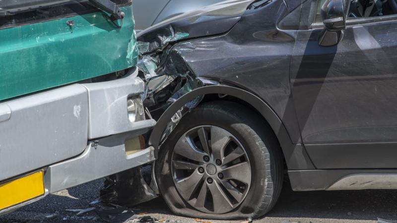 Két autó ütközött a nyüzsgő kereszteződés szívében.