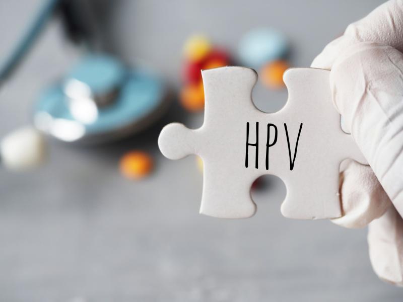 Az orvos részletesen kifejti, hogy a HPV-fertőzés miként vezethet rákos megbetegedésekhez. A humán papillomavírus (HPV) bizonyos típusaiban olyan gének találhatók, amelyek képesek megzavarni a sejtek normális működését, ezáltal elősegítve a sejtek kontrol