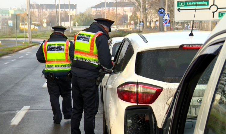 Razzia - A lakosság kérésére egy békés lakóövezetben átfogó ellenőrzést hajtottak végre a rendőrség munkatársai.