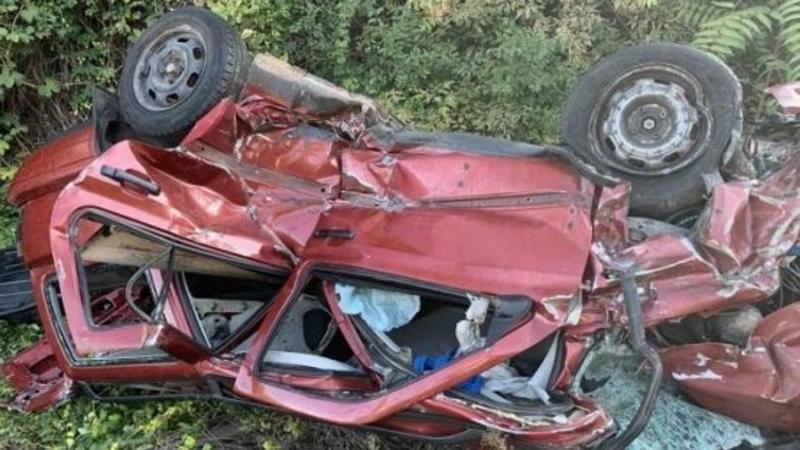 Egy autósra vadászni kezdtek a rendőrök, és a helyzet drámai fordulatot vett, amikor az utolsó pillanatban sikerült kiemelni őt a vonat alól.