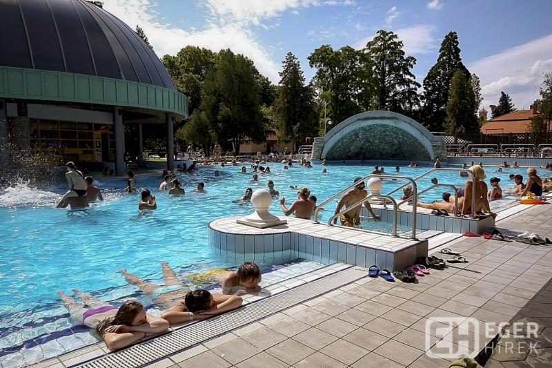 Egerben izgalmas változások előtt állunk, hiszen 8,9 milliárd forintos beruházásokat indítanak el! A tervek között szerepel a strand megújítása is, amely új színt visz a város életébe. Tarts velünk, és fedezd fel a jövő Egerét a legfrissebb EgerHírekben!