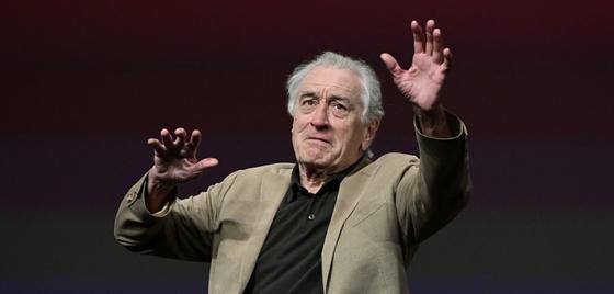 Robert De Niro valóban nem az a fajta ember, aki a szavakra építene; inkább a cselekedetei és a megjelenítése révén fejezi ki magát.
