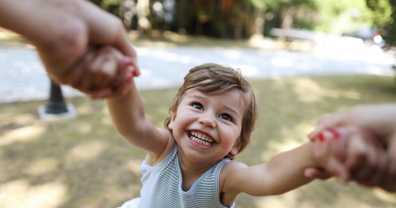 Fedezzétek fel Budapesten a gyereknap varázslatos világát! Íme négy fantasztikus, ingyenes program, amit érdemes beiktatni a családi kalandok közé:

1. **Családi Piknik a Városligetben**: Hozzátok el a kedvenc falatkáitokat, és élvezzétek a napsütést a Vá