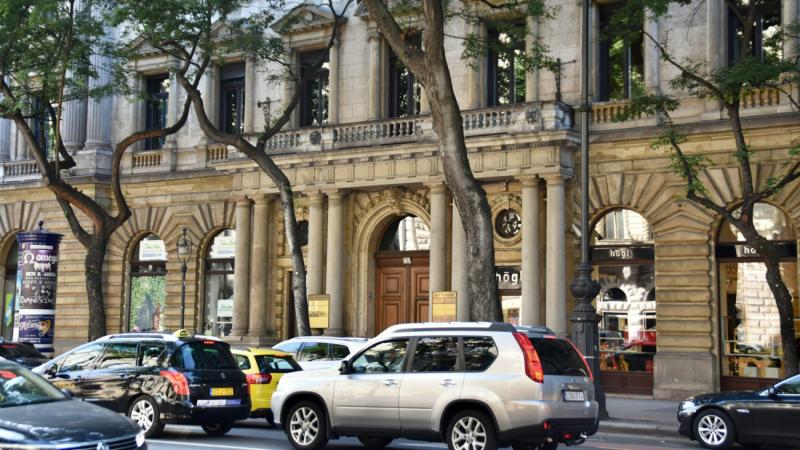 A Yettel legújabb innovációja igazi áttörést jelenthet a városi parkolóhelyek keresésében, hiszen jelentősen megkönnyíti a parkolásra vadászó autósok életét.