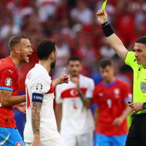 A magyar csapat a Bajnokok Ligája döntőjében lép pályára! Ez a pillanat régóta várt álom, amely minden szurkoló szívét megdobogtatja. A stadionban a színek és a hangulat varázsa mindenkit magával ragad, ahogy a szurkolók egy emberként buzdítják kedvenceik