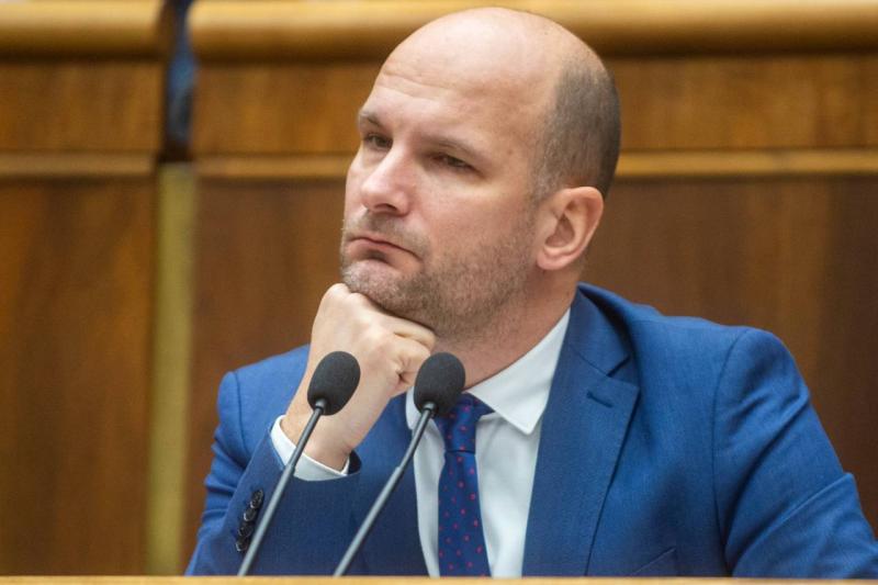 Grendel véleménye szerint az alkotmánymódosítás csupán figyelemelterelés, valamint a 