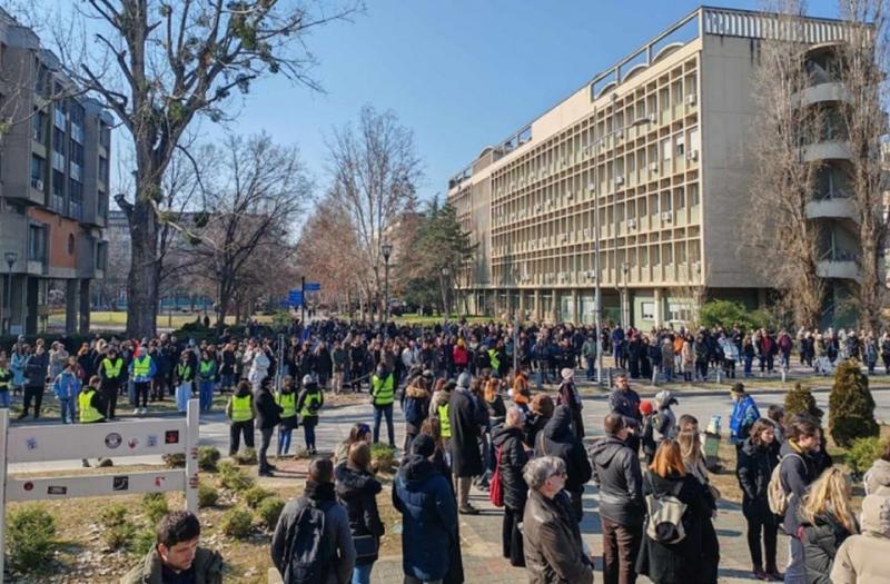 Hét hónappal ezelőtt következett be a tragikus esemény Újvidéken, amely mély nyomot hagyott a közösség életében. A Vajdaság MA beszámolója szerint azóta a város lakói folyamatosan emlékeznek arra a szomorú napra, amely örökre megváltoztatta sokak életét.