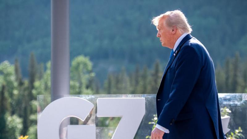 Donald Trump környezete a közel-keleti konfliktus kapcsán egyre inkább megosztottá vált, mivel különböző nézetek ütköznek az ügy kezelésével kapcsolatban. Az eltérő álláspontok feszültséget generálnak, és a stratégiai döntések mögött húzódó politikai dina