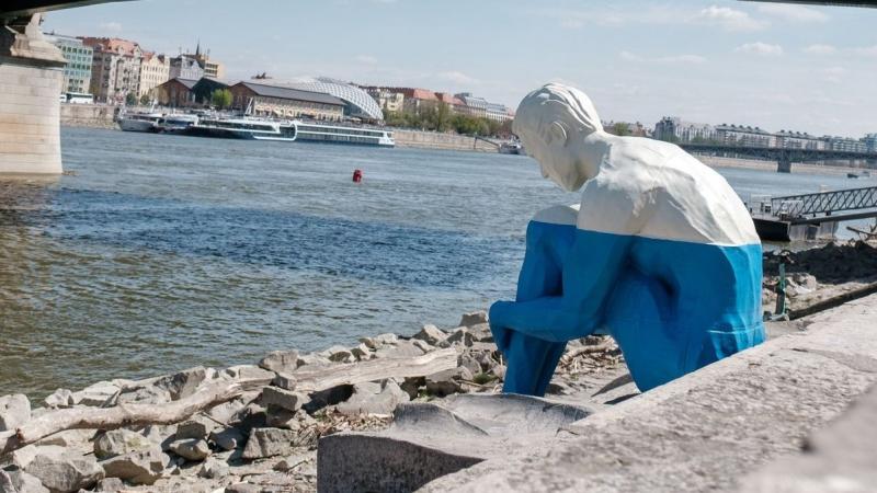 A budai rakparton levő szomorú férfi szobrát lefejezték.