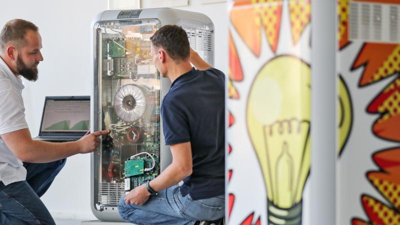 Ha valóban gazdagodni szeretnél, van néhány kulcsfontosságú dolog, amit érdemes elsajátítanod. Az ismeretek és készségek folyamatos fejlesztése, a pénzügyi intelligencia növelése, valamint a vállalkozói szemlélet kialakítása mind hozzájárulhat ahhoz, hogy