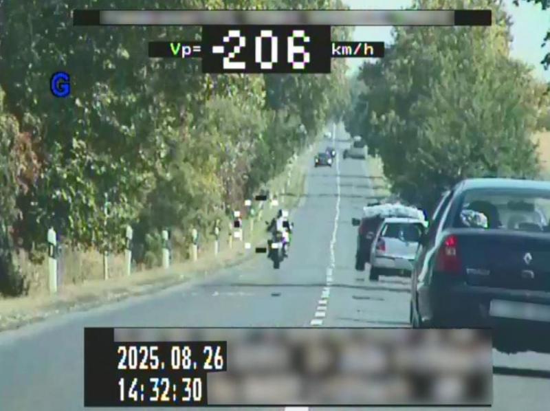 Mohács közelében egy motoros száguldott, mint a szél, legalább kétszázat nyomva a sebességmérőn. Az úton csak a zúgása hallatszott, ahogy bátorsága és gyorsasága határvonalán egyensúlyozott, miközben a világ elmosódott mögötte.