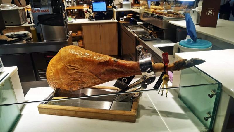 Madridban jártunk, ahol az italok mellett a gasztronómia csodái is vártak ránk. A tenger gyümölcseiből készült gambas, a sós ízű jamón és a friss, ropogós bocadillo mind-mind csodás élményeket kínáltak. Minden falat egy új ízvilágot nyitott meg előttünk, 