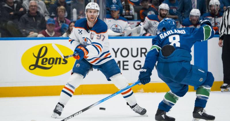 Connor McDavid aláírta a 25 millió dolláros szerződést, amely újabb mérföldkő a karrierjében.