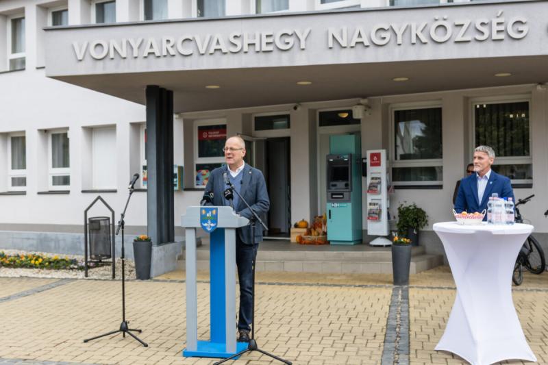 Navracsics Tibor szerint a digitális technológiák folyamatosan növekvő szerepet játszanak a közigazgatás világában. A modern technológiák bevezetése és alkalmazása lehetővé teszi a hatékonyabb ügyintézést, valamint a szolgáltatások gyorsabb és átláthatóbb