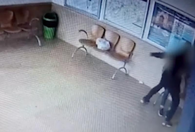 Sokkoló felvétel: Egy tápiószecsői férfi ököllel ütött meg egy nőt egy vasúti váróteremben. A rendőrség nyomoz az ügyben. | szmo.hu