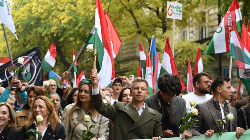 Nemzeti Menet: A Hősök tere szinte már roskadozik a tömegtől, miközben a sor vége éppen most hagyta el a Deák Ferenc teret.