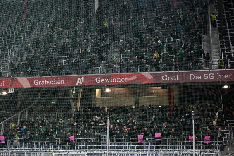 A Fradi szurkolói vandalizmus miatt nem léphettek át az osztrák határon – állítja az osztrák belügyminisztérium. Az incidens során a szurkolók megrongálták a vonatot, ami miatt a továbbhaladásuk megakadályozódott. | szmo.hu