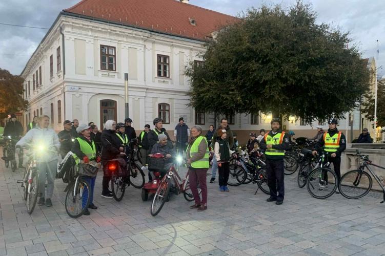 Fényárban úszó kerékpározás éjszaka