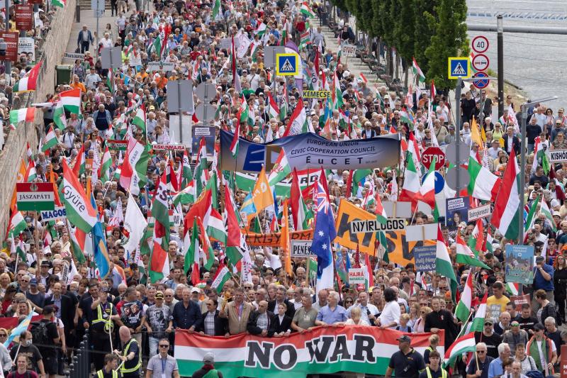 A Békemeneten egy szokatlan figura tűnt fel, aki azonnal felkeltette a figyelmet és hatalmas feltűnést keltett. Az emberek sorra kapták elő a telefonjaikat, hogy megörökítsék ezt az egyedi látványosságot.