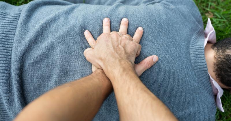 Egy magyar rendőr hősies tette mentette meg egy 70 éves férfi életét: bár szabadnapos volt, azonnal a segítségére sietett.