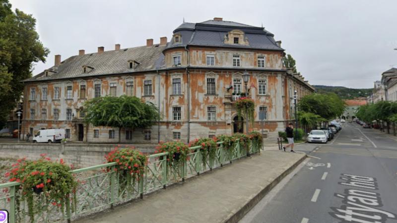 Esztergom híres épülete újraéled, és most Hollywood figyelme is rátalált! Fedezd fel, hogyan változott meg a város szívének ikonikus látképe a felújítás során - a Pénzcentrum beszámolója.