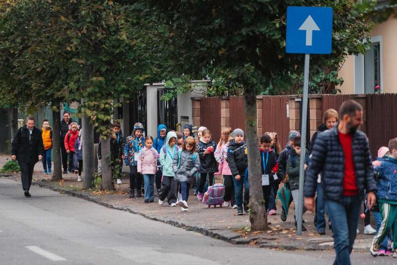 Újra életre kel a Lábbusz Marosvásárhelyen - a gyerekek gyalogosan indulnak útnak az iskolába.